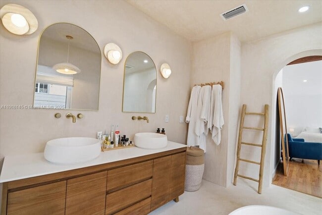 Building Photo - 753 NE 82nd Terrace