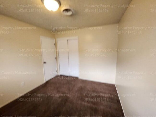 Building Photo - Townhouse unit. 2 bedrooms 1.5 bath call o...