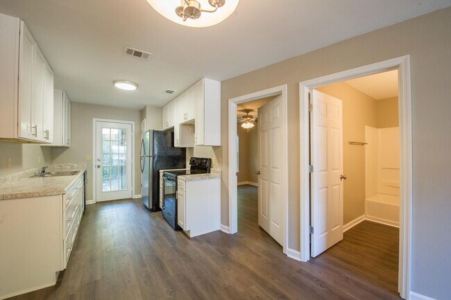 Building Photo - Gorgeous 4 BR 3 BA Town House Right By FSU and TCC!