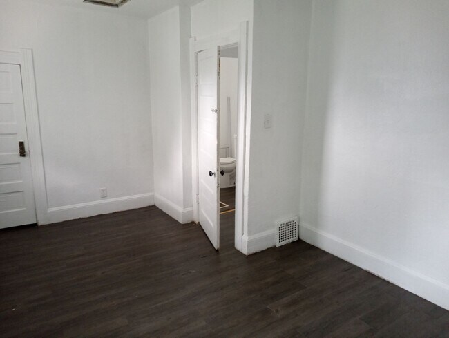 Building Photo - 422 Dexter St