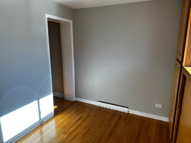 Building Photo - Spacious 2 Bed, 1 Bath, Plus Den/Office in...