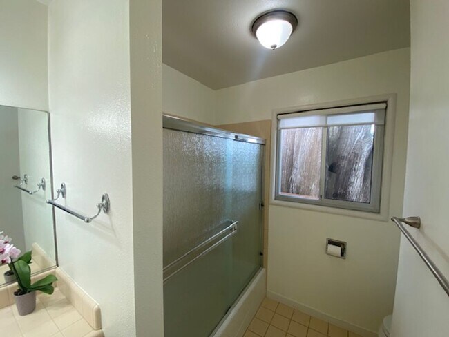 Building Photo - 340 Bishop Ave