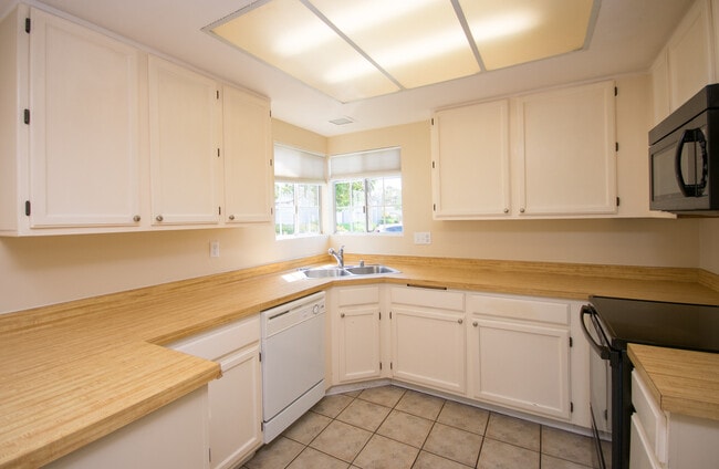 Building Photo - Very Charming 2BR/2BA Condo in Calavera Hi...