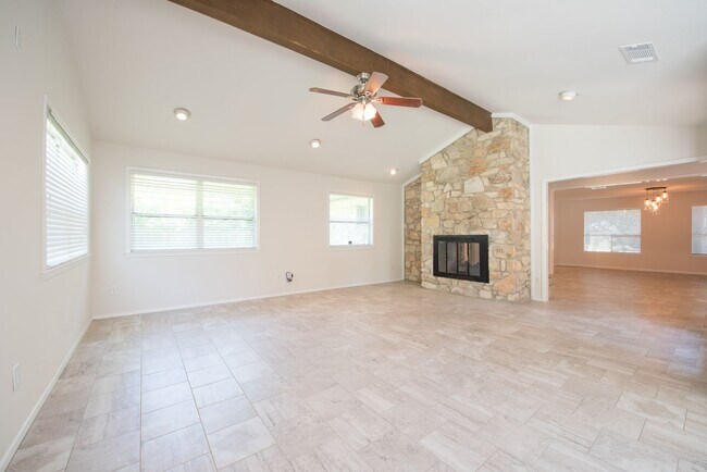 Building Photo - 2902 Silverleaf Dr