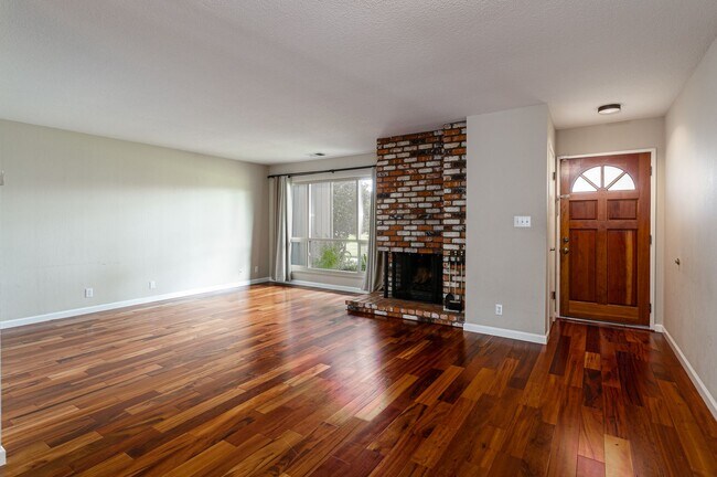 Building Photo - 1017 Kingston Ln