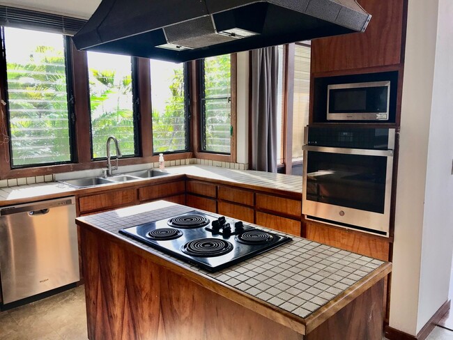 Building Photo - Waialae Iki, large family home 4 bedroom, 4 baths, 2 car garage