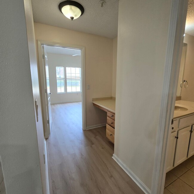 Building Photo - 1 Bedroom Condo for RENT