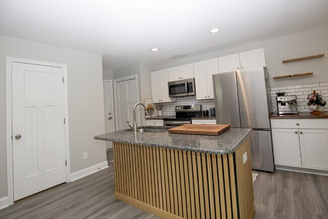 Building Photo - Charming 3-bedroom, 2.5-bath home nestled in the heart of Carthage