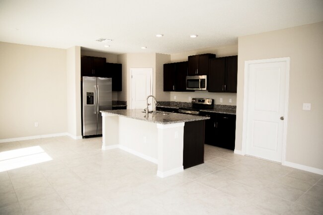 Building Photo - 552 Argyll Dr