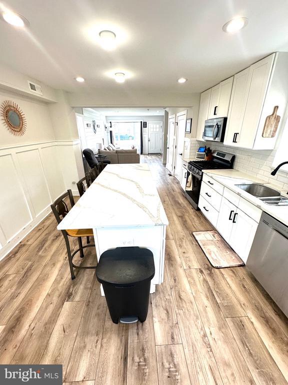 Building Photo - 842 E Cathedral Rd