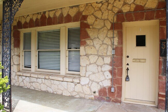 Building Photo - 2 BEDROOM - MONTE VISTA