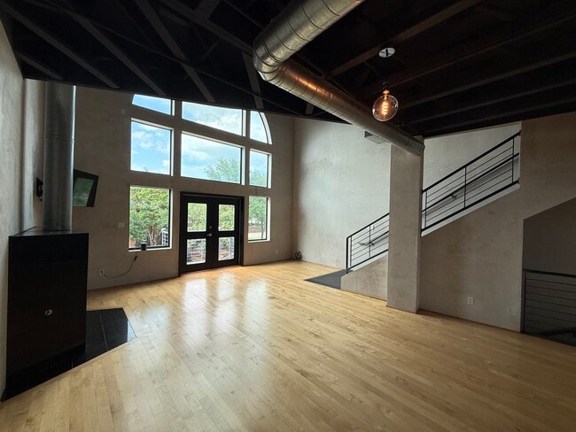 Building Photo - 825 W Daggett Ave