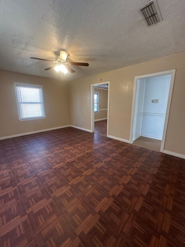 Building Photo - Large 3b 2b Home