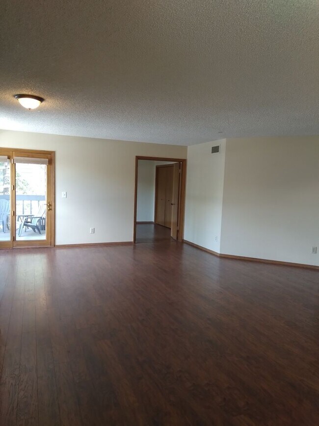 Building Photo - 3 bed / 2 bath Condo Available