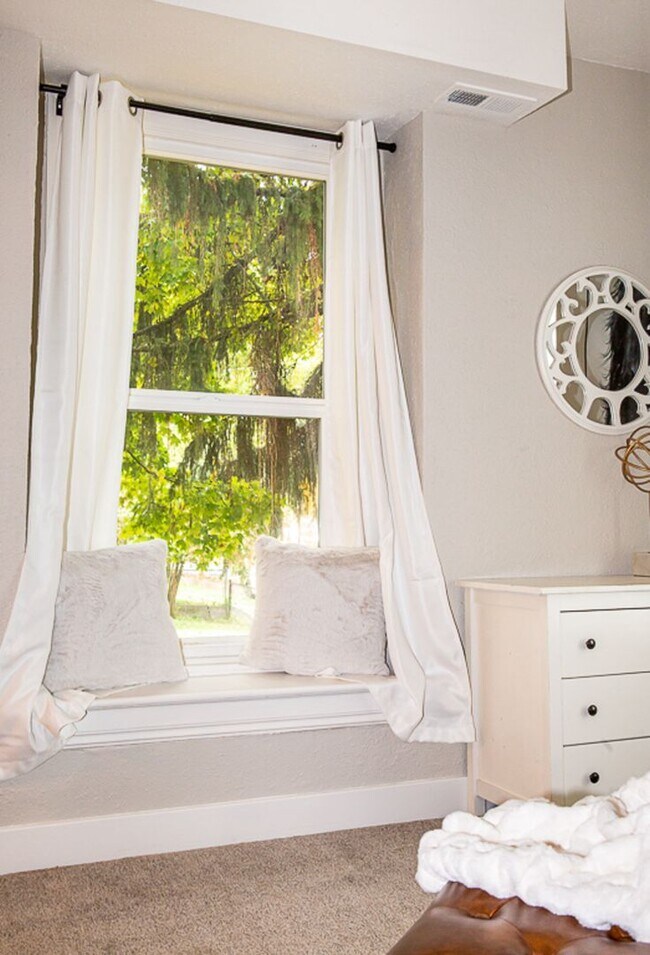 Building Photo - Cozy 2-Bedroom Home Near Sacred Heart, Shriners, and Deaconess