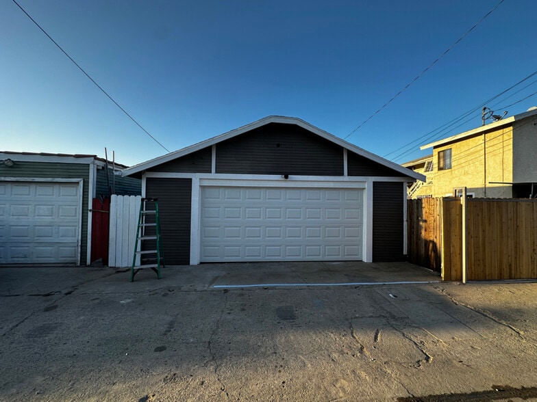 Building Photo - 1304 E 9th St