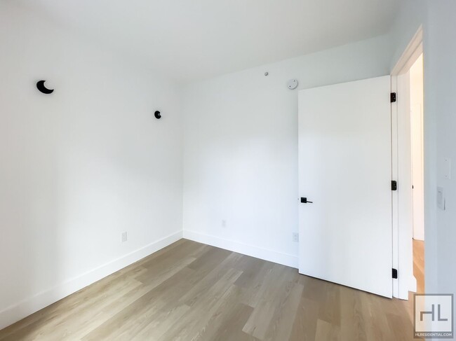 Building Photo - President Street / Spacious 2 Bed 1-Bath N...