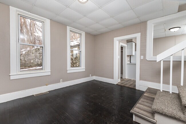 Building Photo - 910 W Locust St