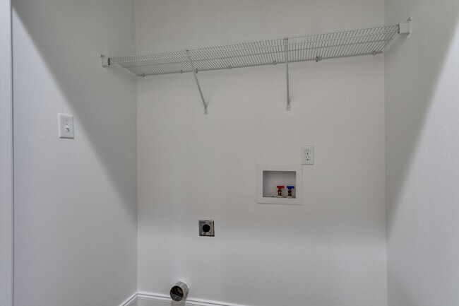 Building Photo - 2 Bedroom 1 car garage