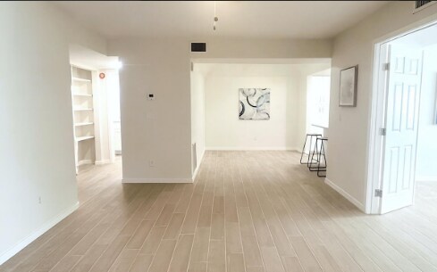 Building Photo - 700 E Mesquite Cir