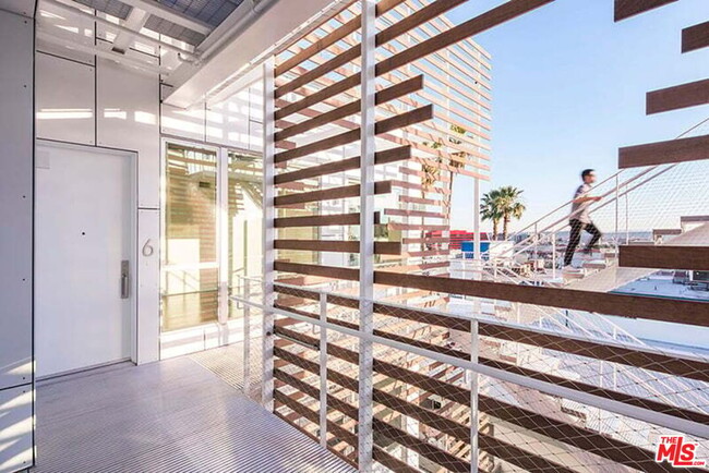Primary Photo - 935 N San Vicente Blvd