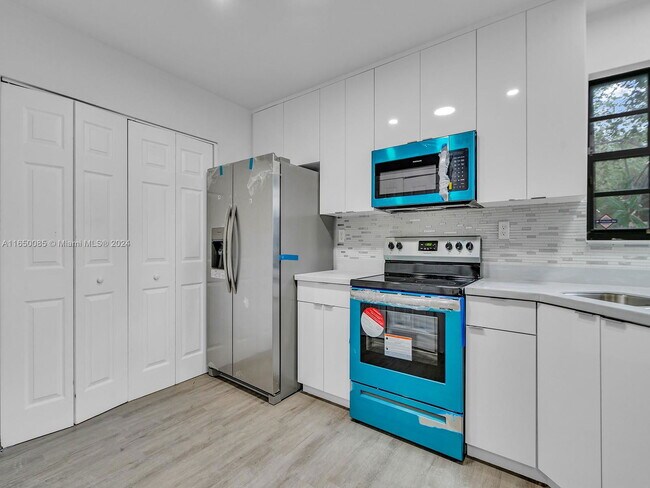 Building Photo - 14811 SW 74th Ln
