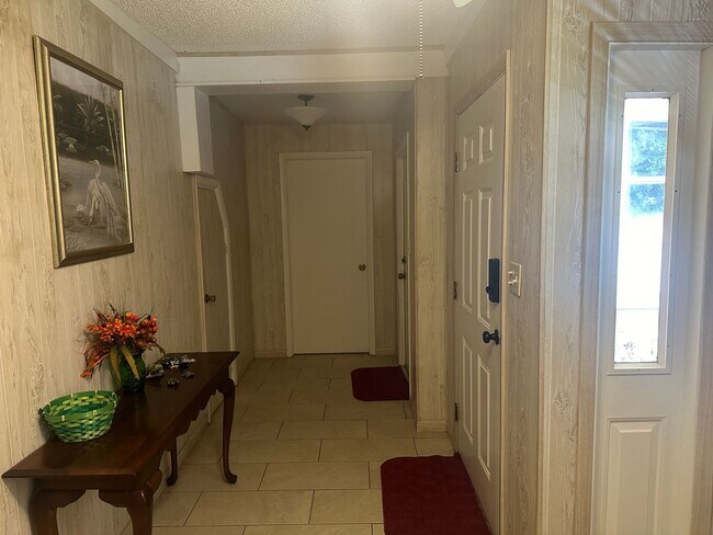 Building Photo - Lakefront 3 Bedroom 1 Bathroom in Haines City