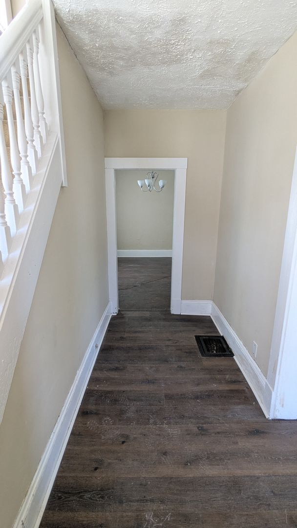 Building Photo - Discover this three-bedroom, one-bath home in Cleveland