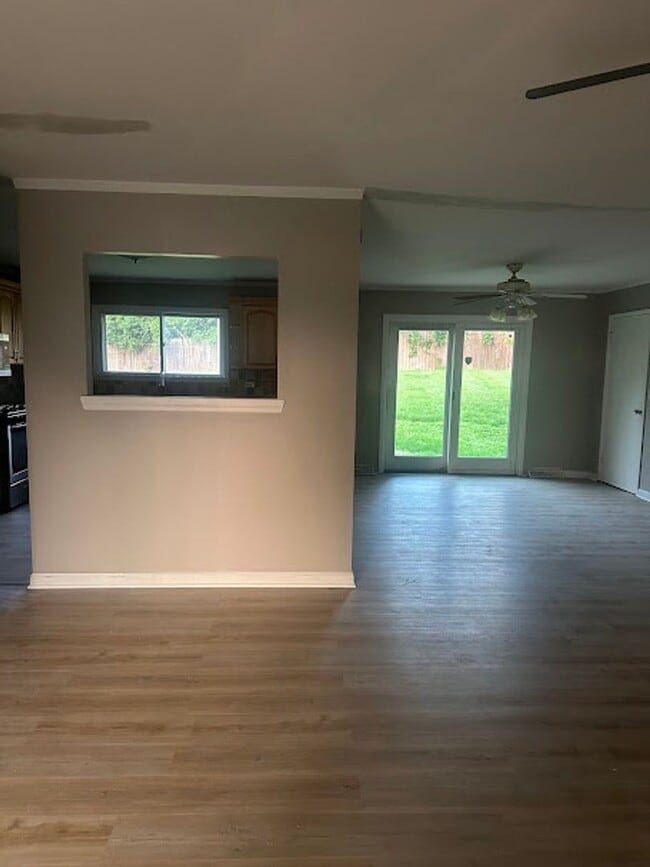 Building Photo - Spacious 3 bedroom 2 bathroom ranch.