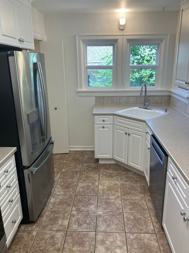 Building Photo - Charming Three Bedroom Home in Central Salem