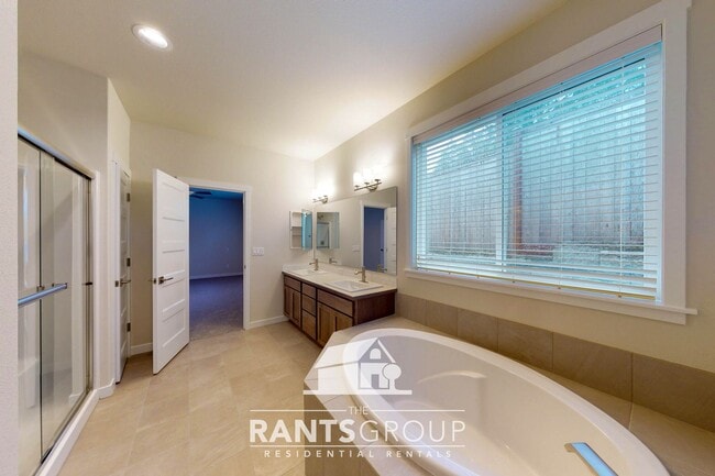Building Photo - Beautiful Home! Easy JBLM commute!