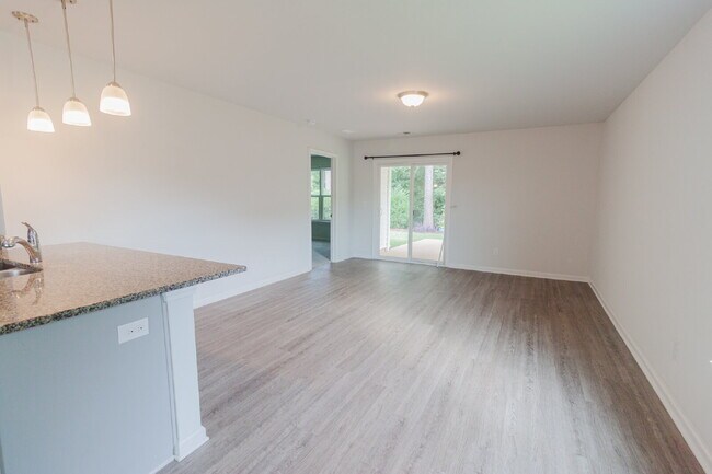Building Photo - Cozy 3 Bedroom Home with Covered Patio