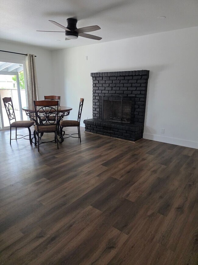 Building Photo - Great Family home in family neighborhood~b...