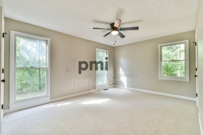 Building Photo - 135 Beacon Hl Dr