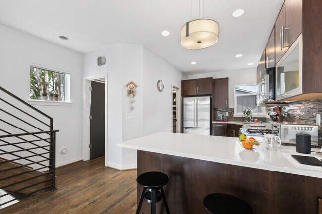 Building Photo - 3Bd/3Ba Seattle Townhome