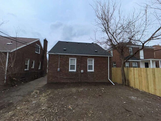 Building Photo - Three Bedroom Bungalow Ready for You