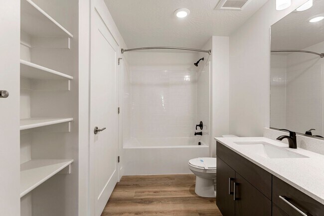Building Photo - 302 S Divario Cyn Dr