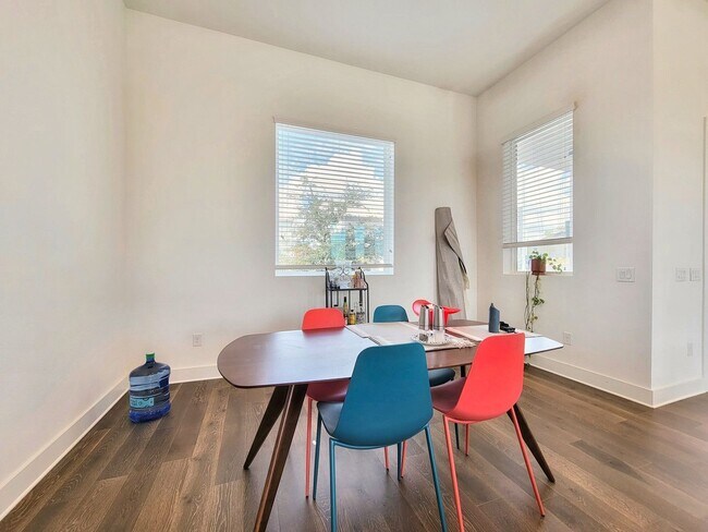Building Photo - Spacious & Modern 3BR 2.5/BA Home with Lar...