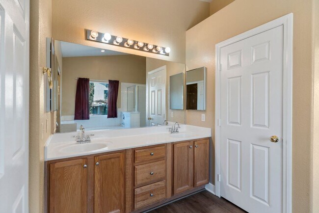 Building Photo - Beautiful 4 Bed 2.5 Bath Vaulted Ceilings,...
