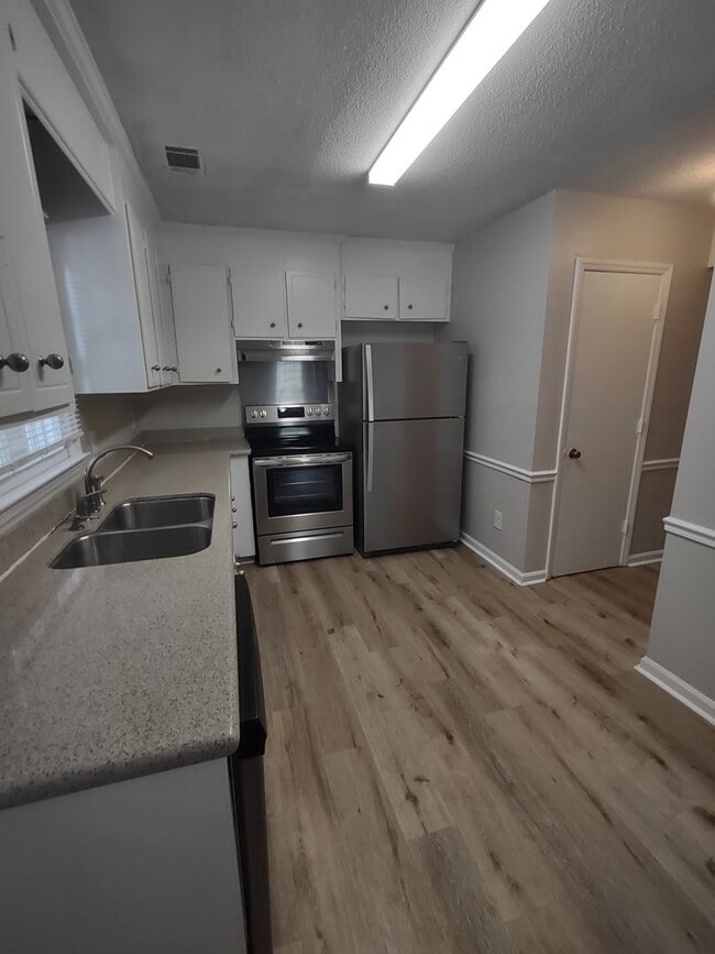 Building Photo - Pristine Duplex Home Located in the Lincol...