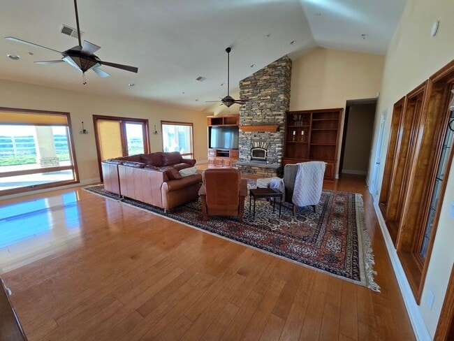 Building Photo - Private Country Living!!!