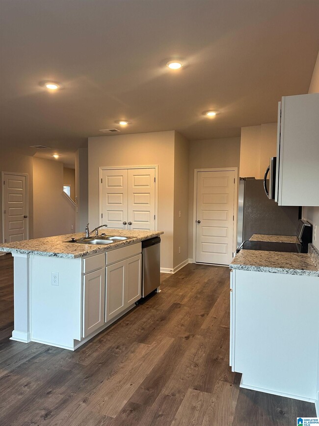 Building Photo - 184 Dogwood St