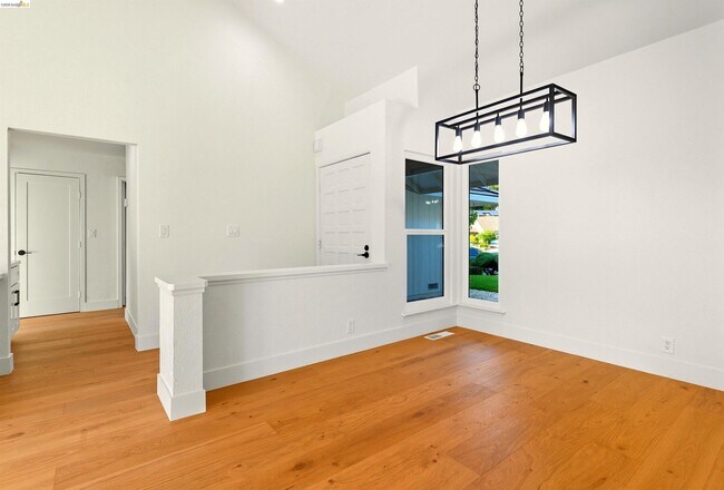 Building Photo - 11 Paddock Ct