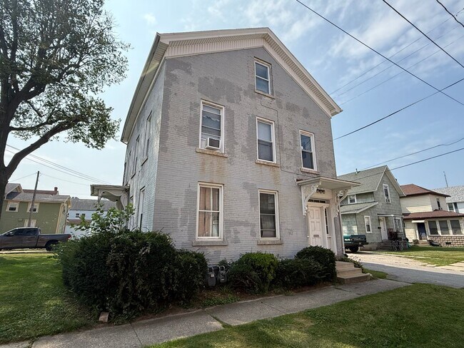 Primary Photo - 611 Napoleon St
