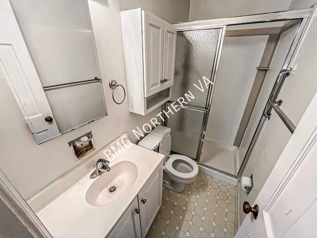 Building Photo - 1325 Lynnbrook Dr