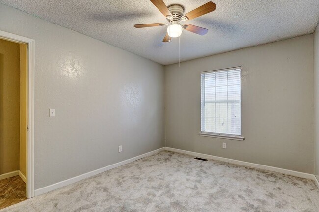 Building Photo - 3 Bed 2 Bath in OKC!