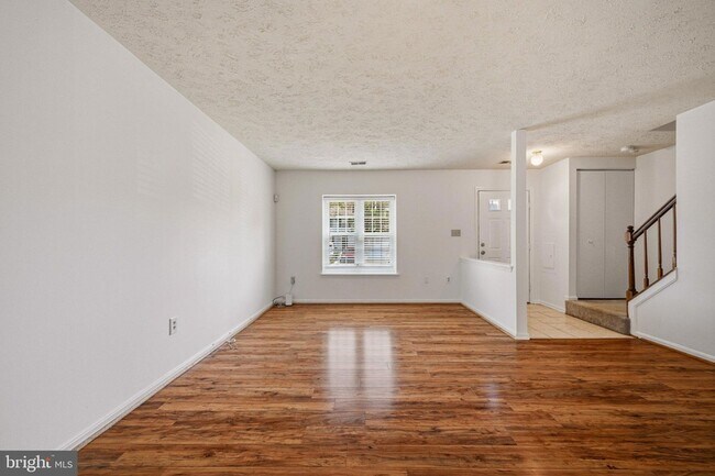 Building Photo - 16 Meadowside Ct