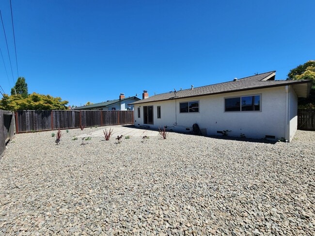 Building Photo - Rohnert Park Home with Large Fenced Yard