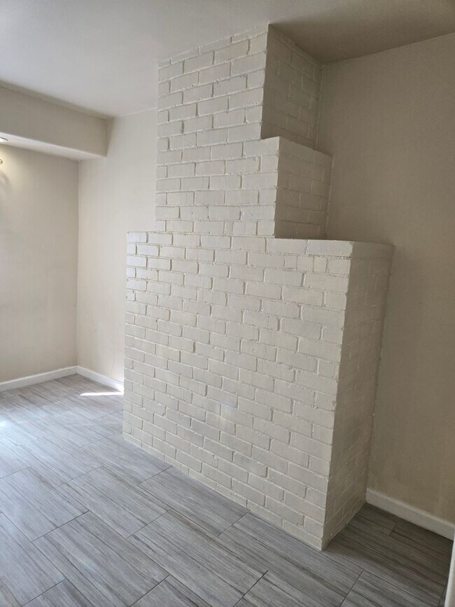 Building Photo - Immaculate Midtown Studio in Riverside