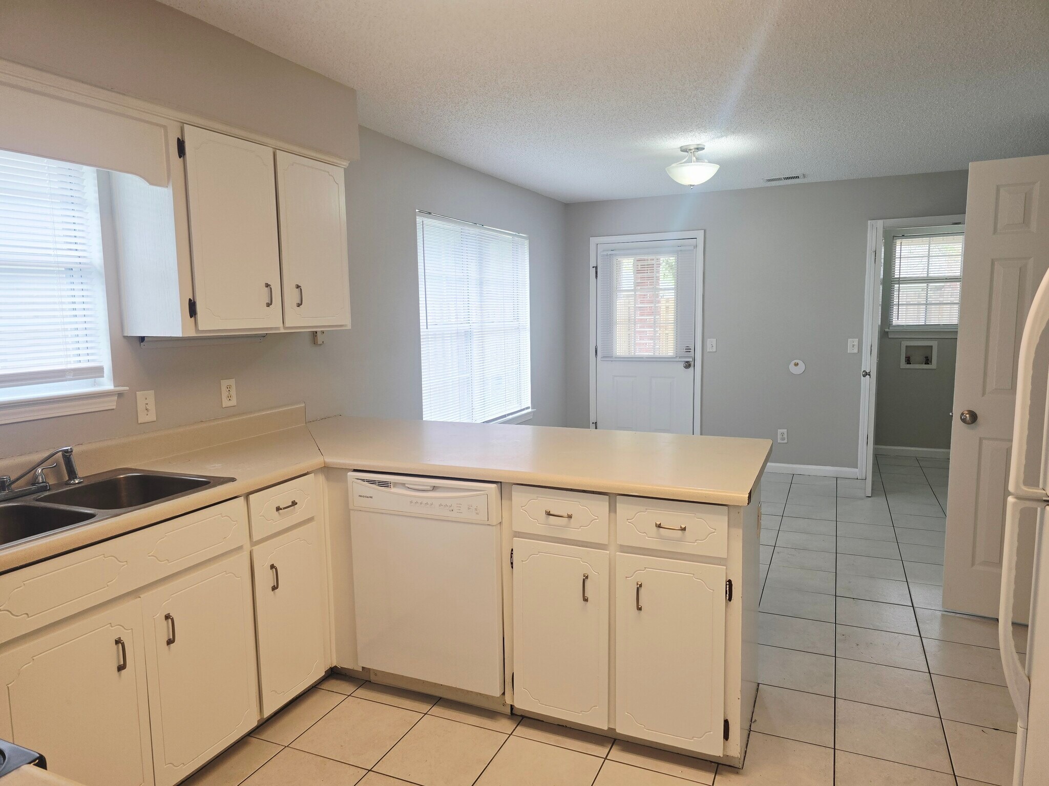 Building Photo - 212 E Mell St